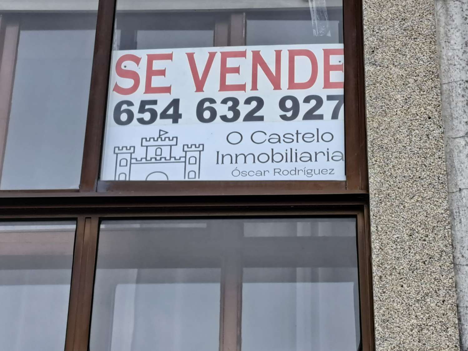 Nous mettons à vendre ce magnifique appartement, avec un rez-de-chaussée commercial, à As Neves, A Capela.