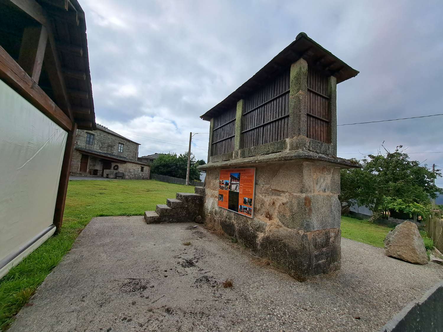 Poñemos á venda este magnífico piso, con planta baixa comercial, en As Neves, A Capela.