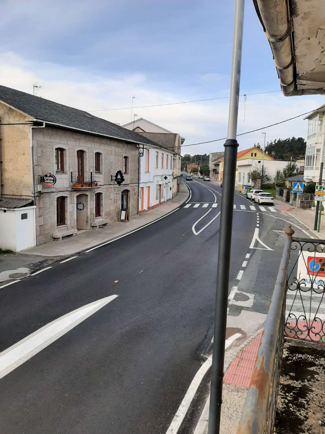 Posem a la venda aquest magnífic pis, amb baix comercial, a As Neves, A Capela.