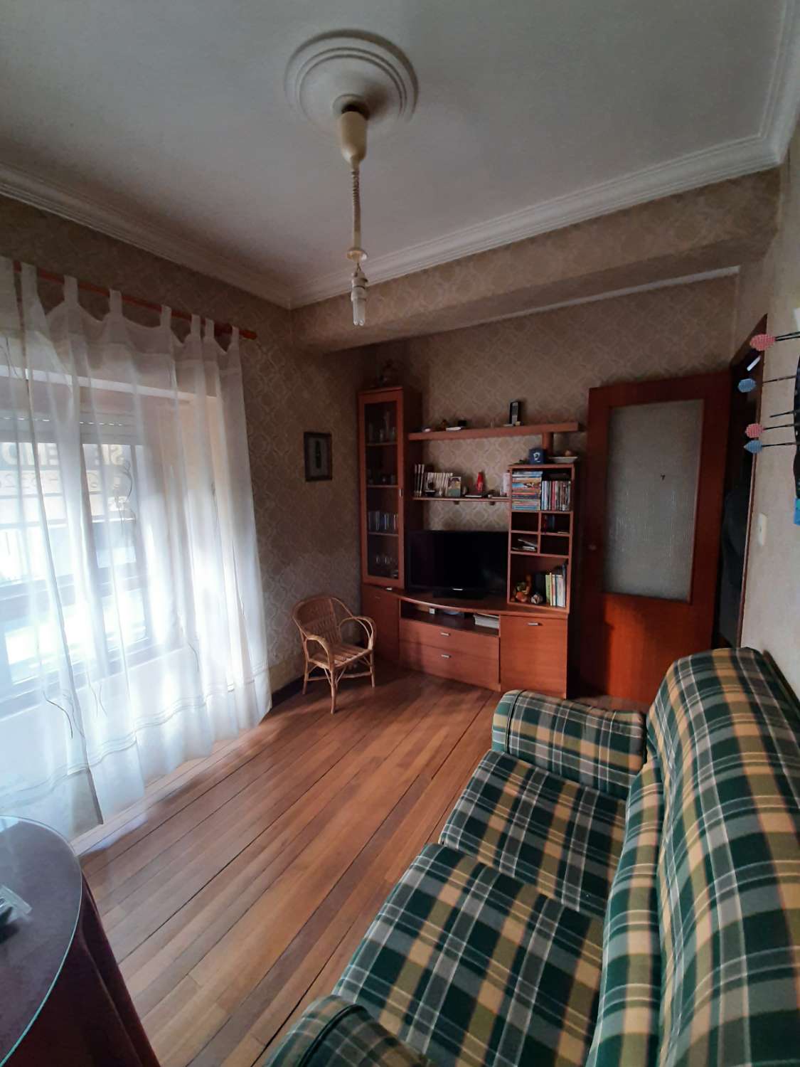 Nous mettons à vendre ce magnifique appartement, avec un rez-de-chaussée commercial, à As Neves, A Capela.