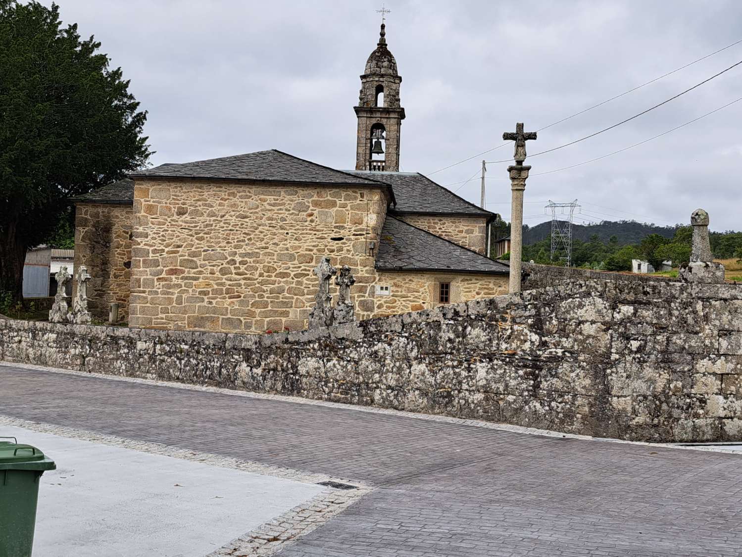 Posem a la venda aquest magnífic pis, amb baix comercial, a As Neves, A Capela.