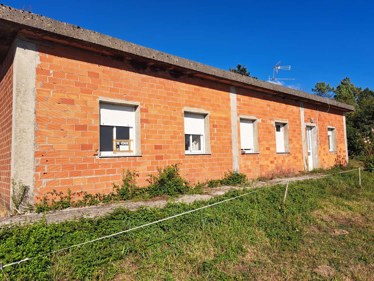 Nous vendons une maison et un terrain à Corbelle, Vilalba.