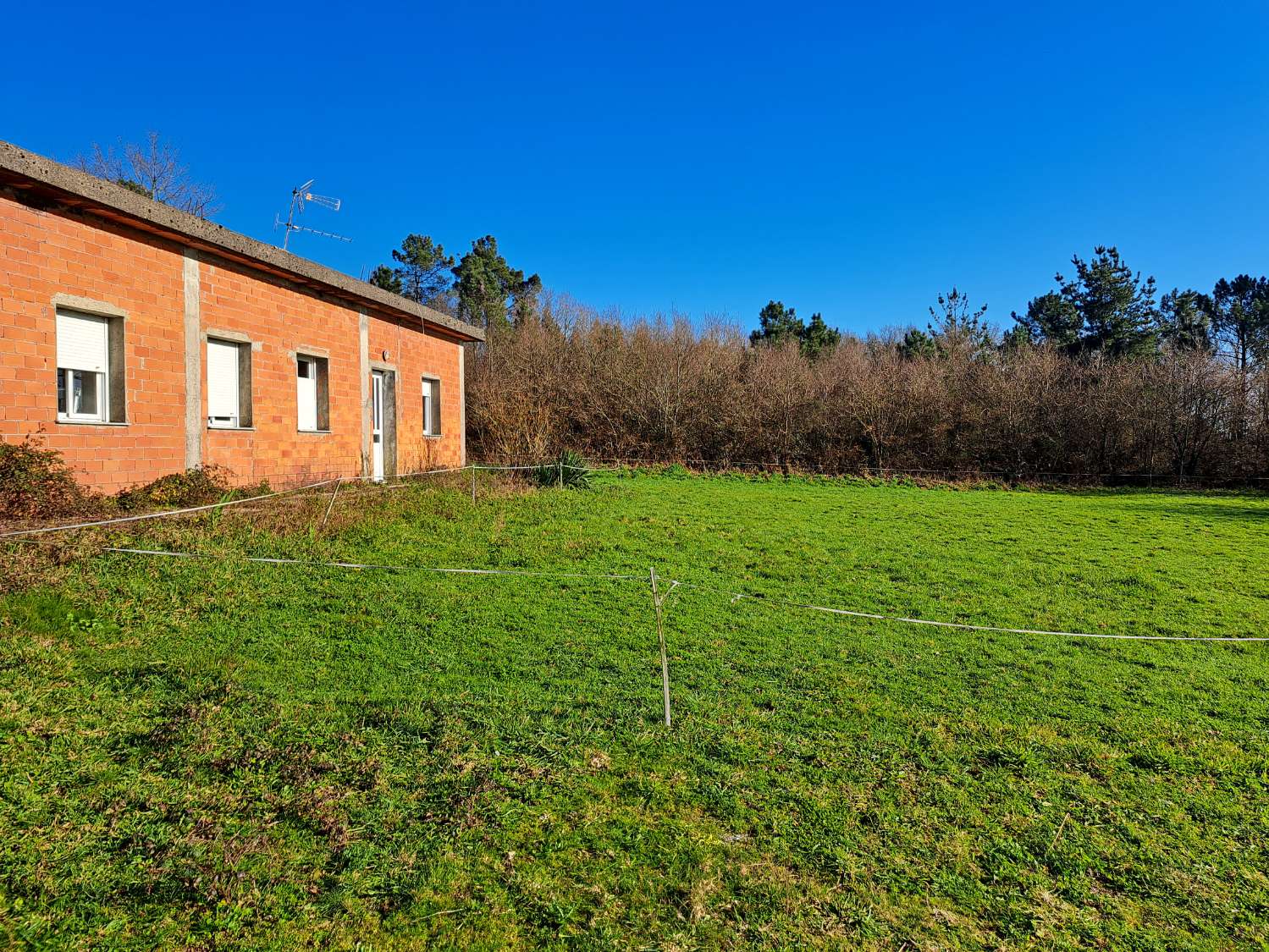 Nous vendons une maison et un terrain à Corbelle, Vilalba.