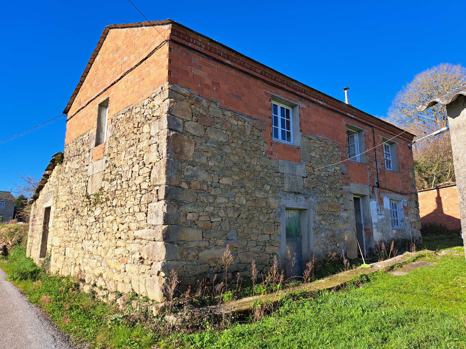 Nous vendons une maison et un terrain à Corbelle, Vilalba.