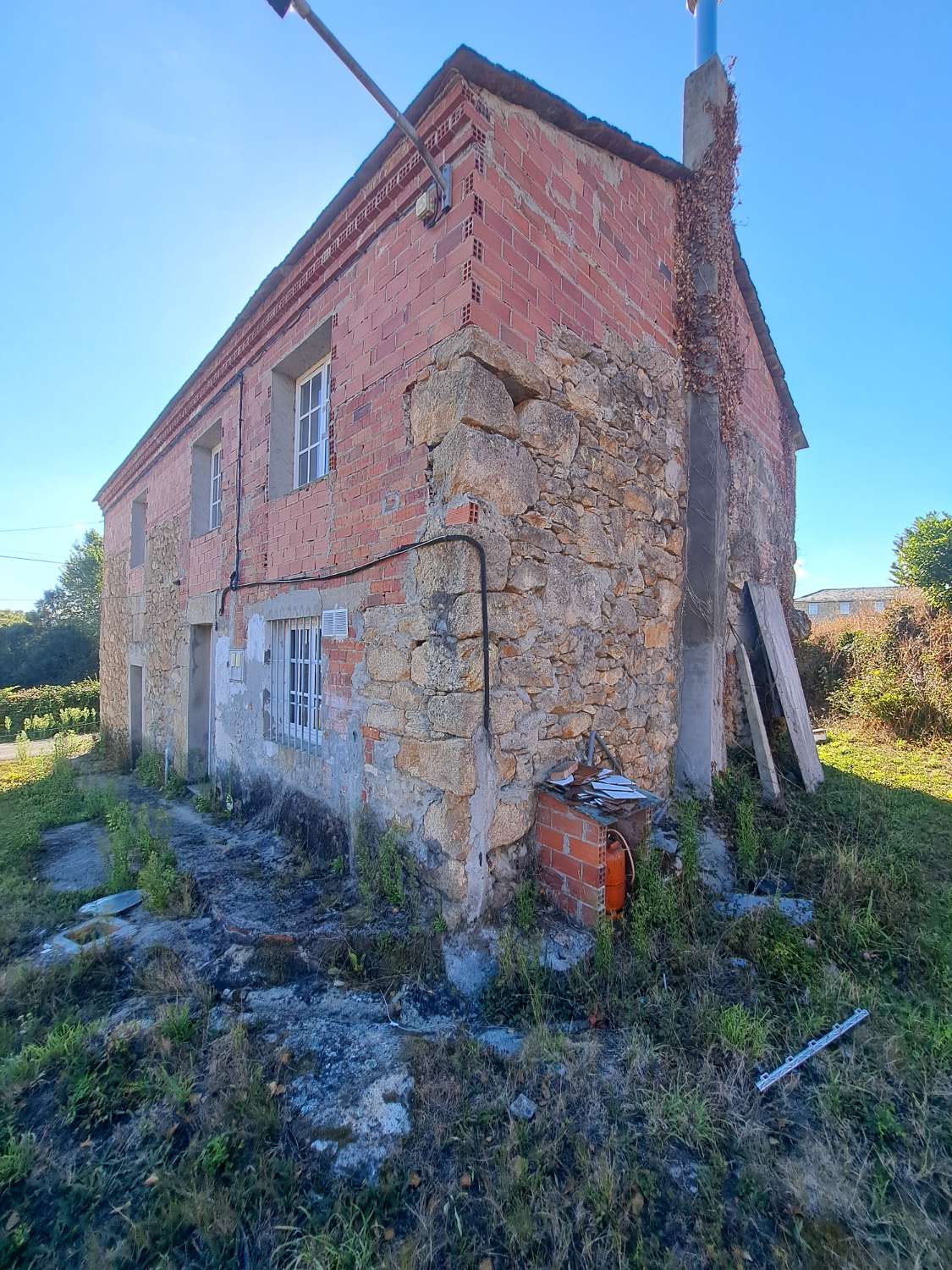 Nous vendons une maison et un terrain à Corbelle, Vilalba.