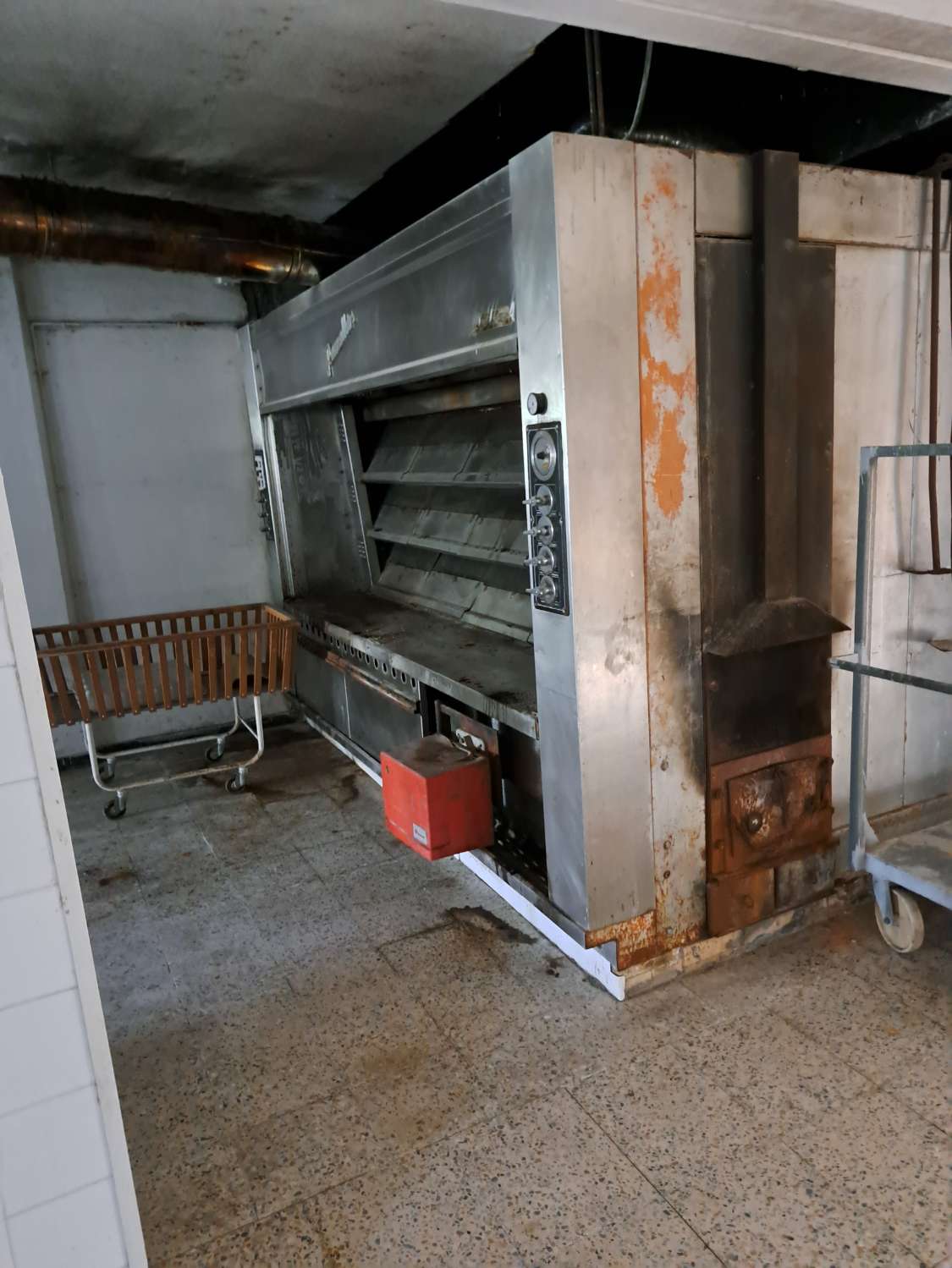 Vendiamo casa, con patio, con garage, magazzino e zona lavoro (ex panificio)