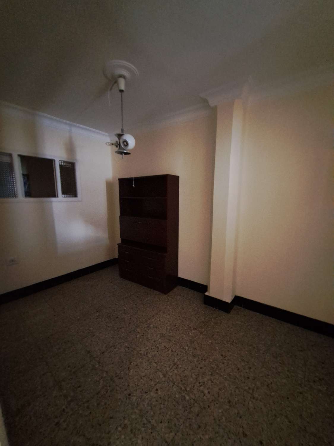 Vendiamo casa, con patio, con garage, magazzino e zona lavoro (ex panificio)